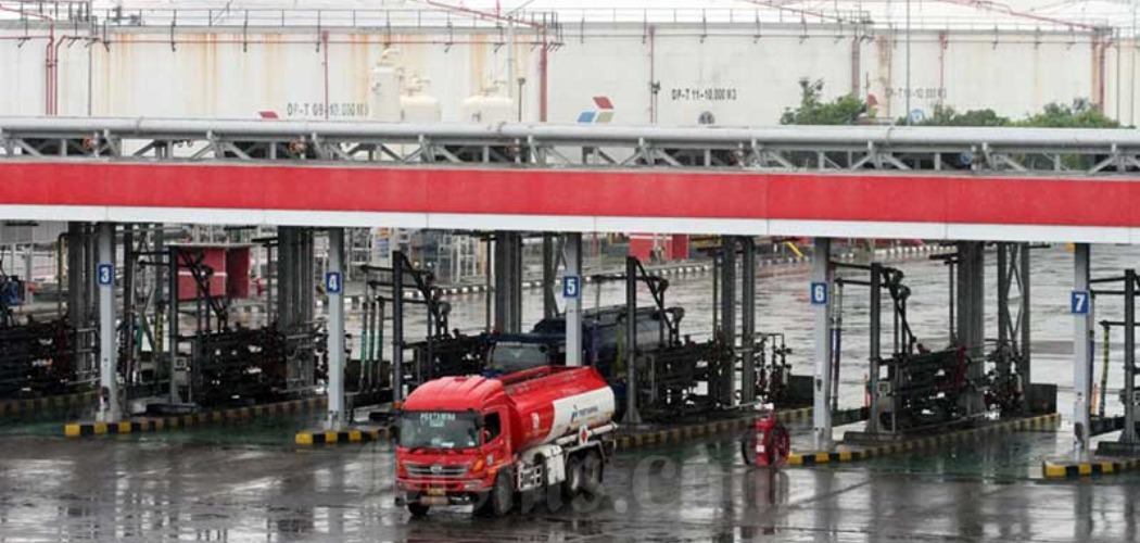 Aktivitas pengisian truk tangki untuk distribusi bahan bakar minyak (BBM) di Depo BBM Pertamina di Plumpang, Jakarta, Senin (4/5/2020). - Bisnis/Dedi Gunawan