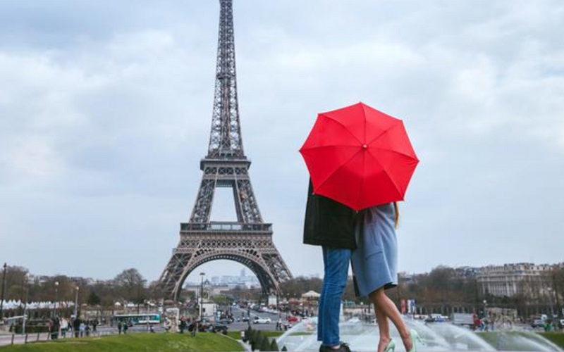 Ilustrasi pasangan berada di dekat Menara Eiffel, Paris, Prancis - Freepik
