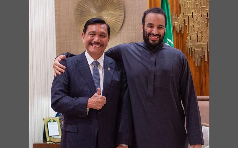 Menko Marvest Luhut Binsar Pandjaitan berpose bersama Pangeran Mohammed Bin Salman (MBS) saat berkunjung ke Kerajaan Saudi - Instagram @luhut.pandjaitan