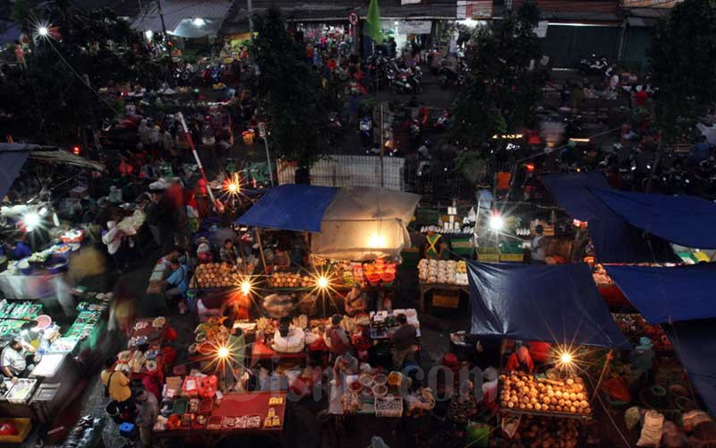Aktivitas jual-beli di Pasar Minggu, Jakarta, Selasa (5/5/2020). Bisnis - Arief Hermawan P