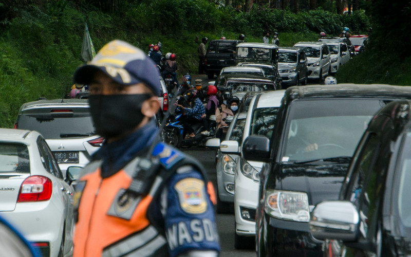 Arus Mudik. Petugas gabungan melakukan pemeriksaan kendaraan saat penyekatan pelarangan mudik dan jalur wisata di Cikole, Kabupaten Bandung Barat, Jawa Barat, Sabtu (15/5/2021).  - ANTARA