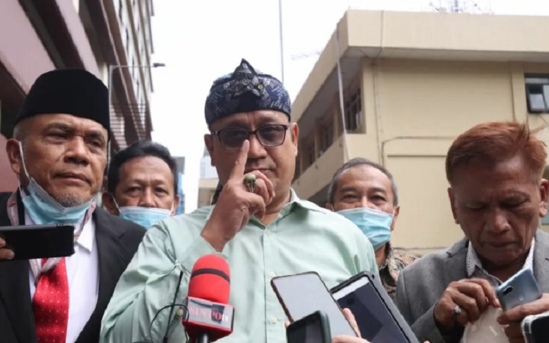 Pegiat media sosial, Edy Mulyadi (tengah) bersama kuasa hukumnya saat tiba untuk mejalani pemeriksaan sebagai saksi terlapor terkait kasus dugaan ujaran kebencian di Bareskrim Polri, Jakarta, Senin (31/1/2022). - Antara