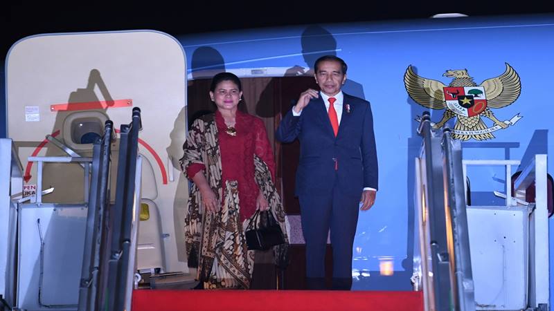 Presiden Joko Widodo (kanan) didampingi Ibu Negara Iriana Joko Widodo memberi hormat sebelum bertolak ke Jepang untuk menghadiri KTT G20 di Lanud Halim Perdanakusuma Jakarta, Kamis (27/6/2019). - Antara
