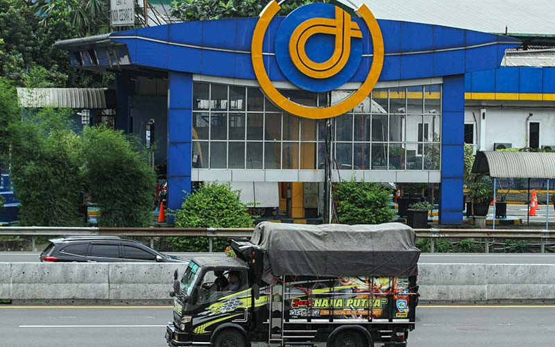 Kendaraan melintas di dekat logo PT Jasa Marga (Persero) Tbk. (JSMR) di ruas tol Jakarta-Cikampek, Jakarta, Kamis (20/1/2022). Bisnis - Arief Hermawan P