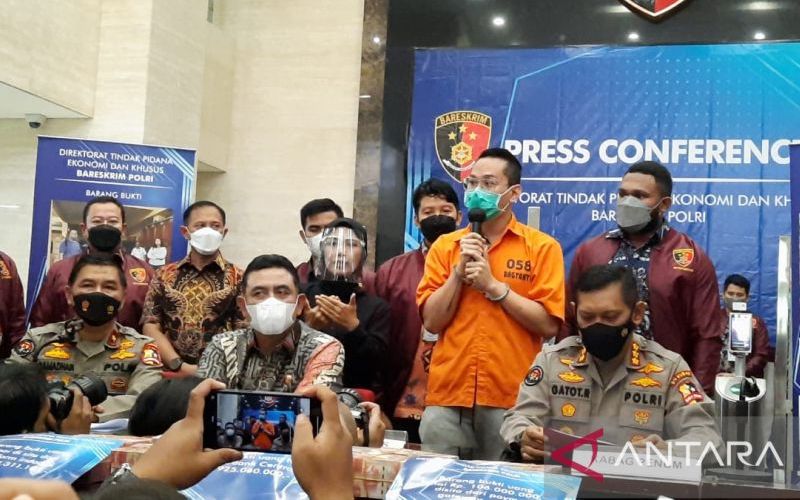 Indra Kenz, afiliator Binary Option Binomo menyampaikan permintaan maaf kepada masyarkat saat ditampilkan dalam konferensi pers di Mabes Polri, Jakarta, Jumat (25/3/2022) - ANTARA - Laily Rahmawaty.