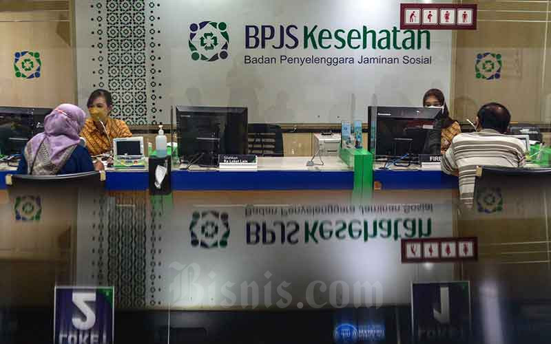 Karyawan melayani peserta di salah satu kantor cabang Badan Penyelenggara Jaminan Sosial (BPJS) Kesehatan di Jakarta, Selasa (22/2/2022). Bisnis - Fanny Kusumawardhani  