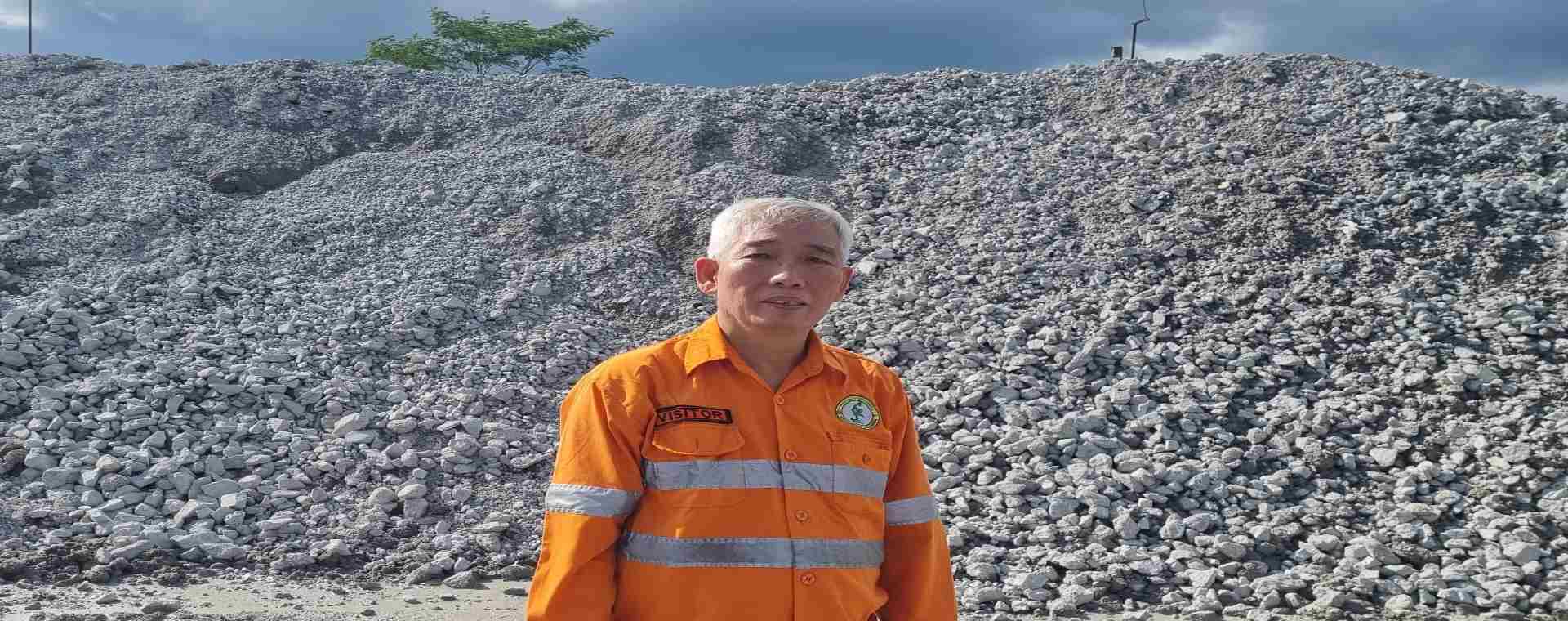 Lo Kheng Hong berfoto di depan batuan emas yang akan dihaluskan dan dibakar menjadi emas di Gosowong Gold Mine 15 Maret 2022. - Istimewa