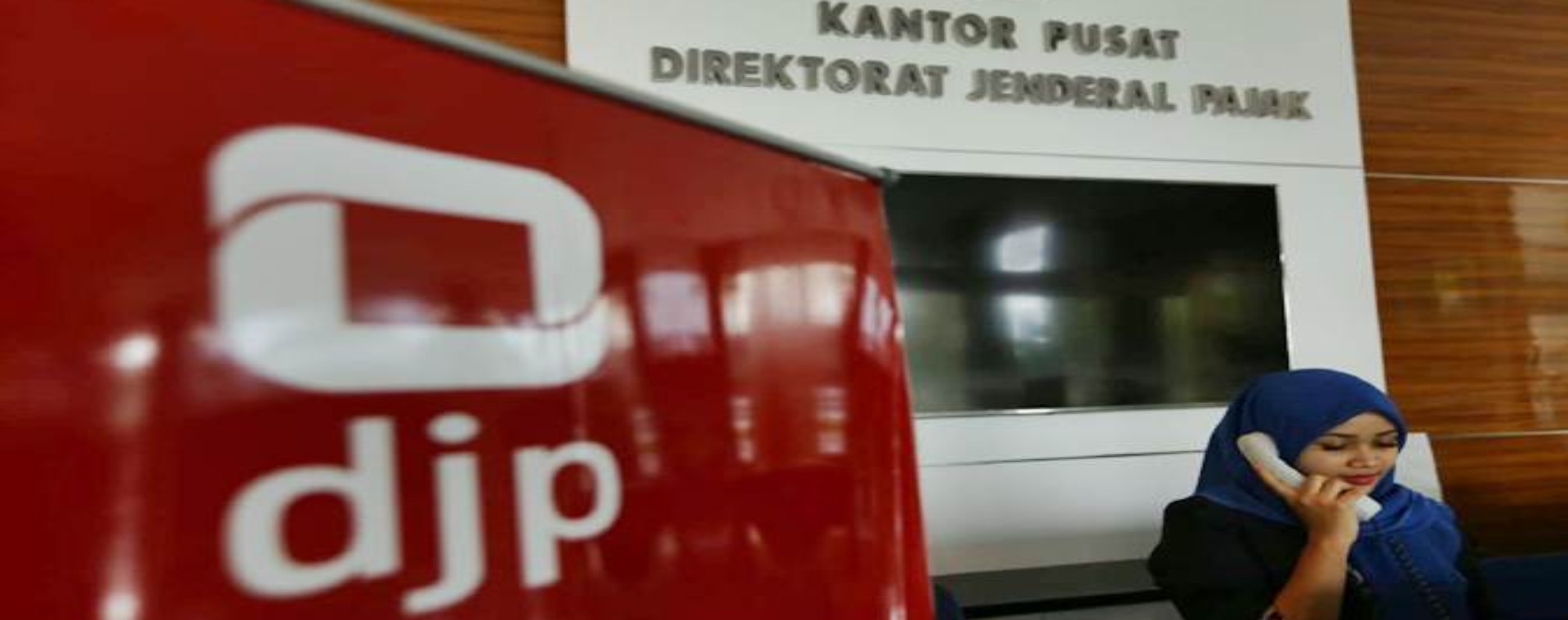Karyawan berkomunikasi di kantor pusat Direktorat Jenderal Pajak di Jakarta, Senin (10/6/2019). - Bisnis/Nurul Hidayat