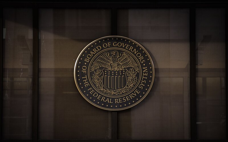 Lambang Dewan Gubernur Federal Reserve AS di Washington D.C. -  Bloomberg / Samuel Corum