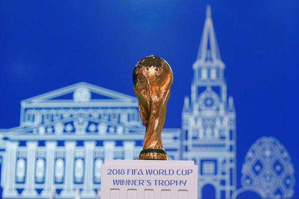 Trofi Piala Dunia FIFA 2018 dipamerkan sebelum Kongres FIFA ke-68 di Moskow, Rusia 13 Juni 2018. - Reuters