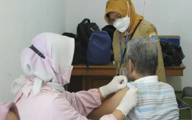Seorang warga tengah mendapatkan layanan vaksinasi booster di Ruang Publik Terpadu Ramah Anak (RPTRA) Taman Sawo Kelurahan Cipete Utara, Kebayoran Baru, Jakarta Selatan, Senin, (24/1/2022). - Antara