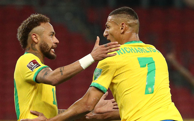 Dua andalan barisan penyerang Timnas Brasil, Neymar da Silva Santos Jr. (kiri) dan Richarlison de Andrade. Brasil saat ini menempati peringkat paling atas di FIFA Ranking. - FIFA.com