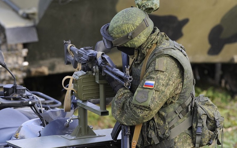 Pasukan Rusia mengarahkan senapan ke lawan - Emerging Europe
