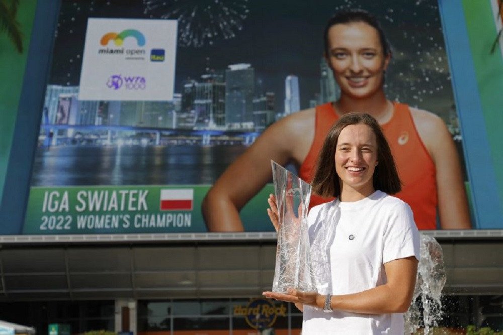 Petenis Polandia, Iga Swiatek, menjadi juara Miami Open 2022  -  Antara/Reuters