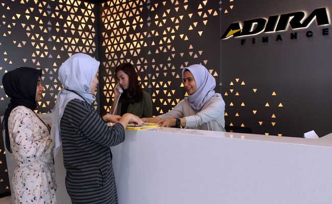 Karyawan beraktivitas di kantor Adira Finance di Jakarta. Bisnis - Endang Muchtar