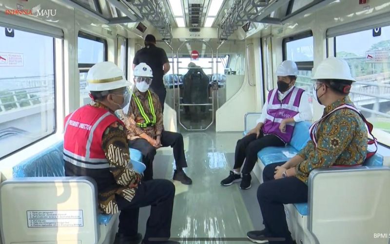 Presiden Joko Widodo didampingi Menteri Perhubungan Budi Karya Sumadi menjajal kereta LRT Jabodebek pada Rabu 9 Juni 2021 / Youtube Setpres
