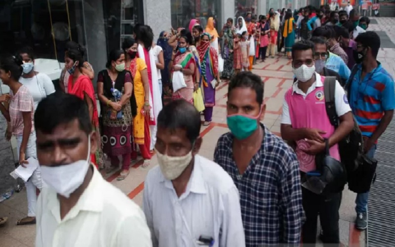 Orang-orang antre di luar pusat perbelanjaan, Mumbai, India, Rabu (11/8/2021) untuk menerima vaksin Covid-19. India telah memberikan lebih dari 500 juta dosis vaksin Covid-19 selama upaya inokulasi massalnya. - Antara/Reuters