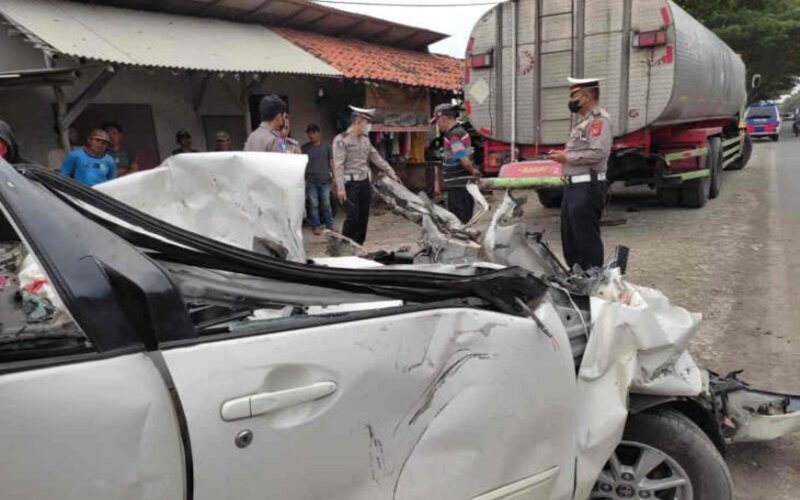 Petugas saat melakukan olah TKP kecelakaan lalu lintas di Cirebon, Jawa Barat, Minggu (3/4/2022). - Antara/Darpan