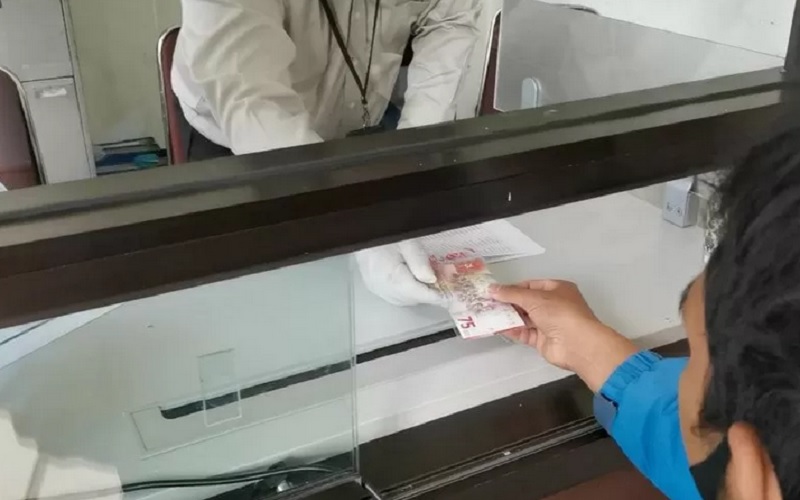 Petugas Kantor Perwakilan Bank Indonesia Provinsi NTB melayani penukaran uang pecahan khusus Rp75 ribu dengan menerapkan protokol kesehatan Covid-19. - Antara\r\n