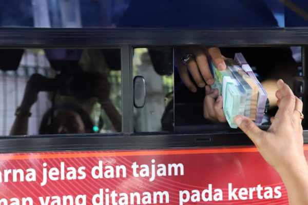 Kegiatan penukaran uang tunai yang diselenggarakan oleh Bank Indonesia di kawasan Monumen Nasinonal (Monas) Jakarta, Jumat (17/5 - 2019). Dok. BI