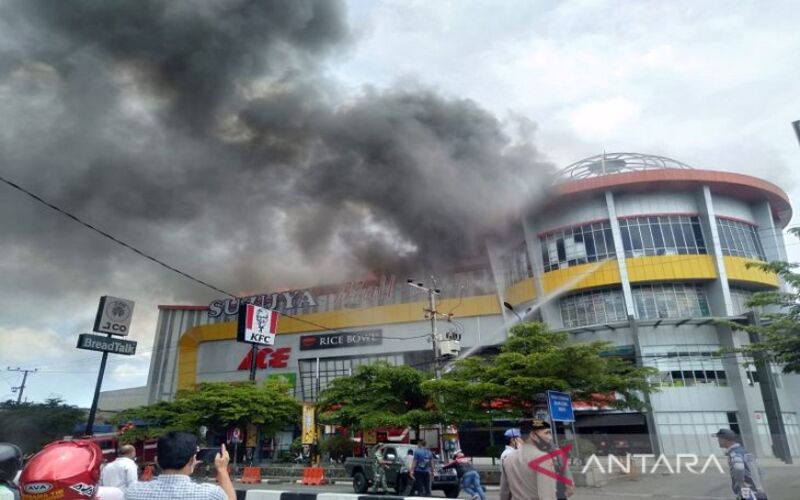 Suzuya Mall di Banda Aceh terbakar. - Antara