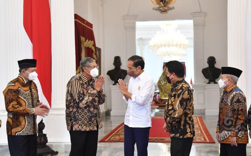 Presiden Jokowi menerima Pansel Pemilihan Calon Anggota Badan Pelaksana dan Calon Anggota Dewan Pengawas BPKH Periode 2022-2027, di Istana Merdeka, Jakarta, Senin (4/4/2022) - BPMI Setpres - Rusman.