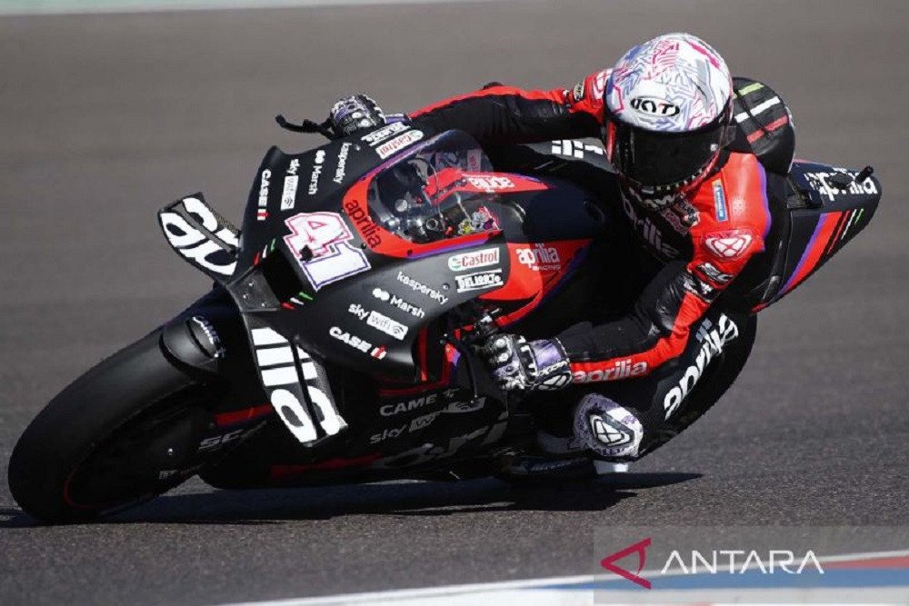 Aleix Espargaro, pembalap Aprilia Racing, menjadi pole position MotoGP Argentina 2022  -  Antara/Reuters