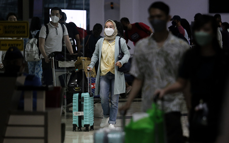 Sejumlah penumpang pesawat berjalan setibanya di Terminal 2 Kedatangan Domestik Bandara Internasional Soekarno-Hatta, Tangerang, Banten, Minggu (2/1/2022). /Antara Foto-Fauzan - wsj.rn