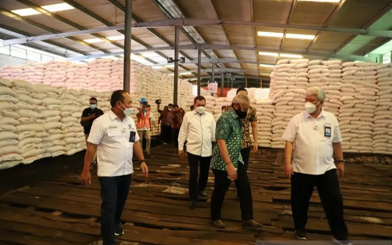Komisi VI DPR RI meninjau gudang lini III Pupuk Indonesia di wilayah Provinsi Banten dan Jawa Barat.  - ANTARA/Pupuk Kujang