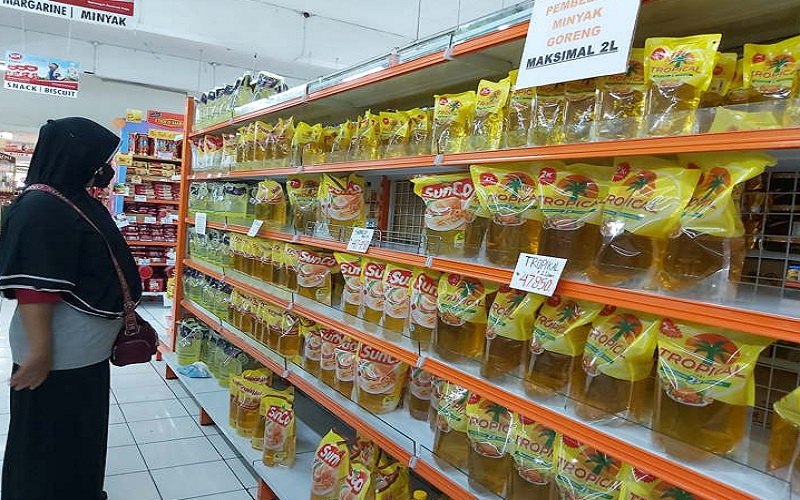 Konsumen melihat stok minyak goreng aneka merek tersedia di etalase pasar swalayan Karanganyar pada Kamis (17/3/2022) -  Solopos.com/Indah Septiyaning Wardani. 