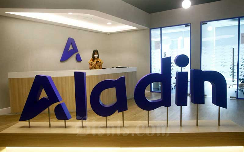 Karyawati beraktivitas di dekat logo Bank Aladin di Jakarta, Rabu (26/1/2022). Bisnis - Himawan L Nugraha