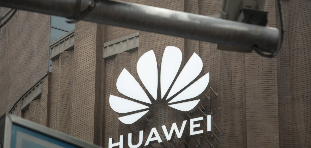 Logo Huawei terpampang di luar gerai flagship Huawei Technologies Co. di Shanghai, China, Rabu (24/6/2020). - Bloomberg/Qilai Shen