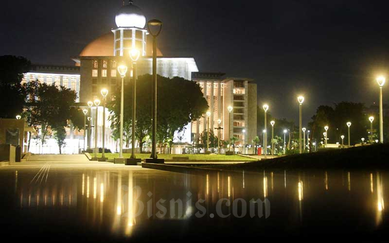 Pemandangan halaman Masjid Istiqlal di Jakarta - Bisnis/Arief Hermawan P