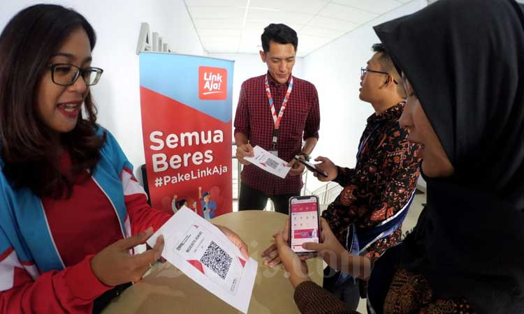 Petugas mensosialisasikan penggunaan QRIS dengan aplikasi layanan uang elektronik LinkAja di sela-sela kick off Pekan QRIS Nasional 2020 di kampus Universitas Pendidikan Indonesia, Bandung, Jawa Barat, Senin (9/3/2020). Bisnis - Rachman