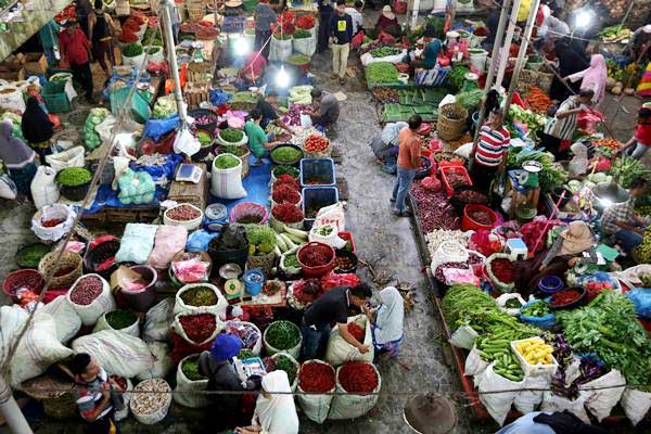 Aktivitas pedagang dan konsumen di pasar tradisional, Peunayong, Banda Aceh, Aceh, Jumat (11/1/2019). - ANTARA/Irwansyah Putra