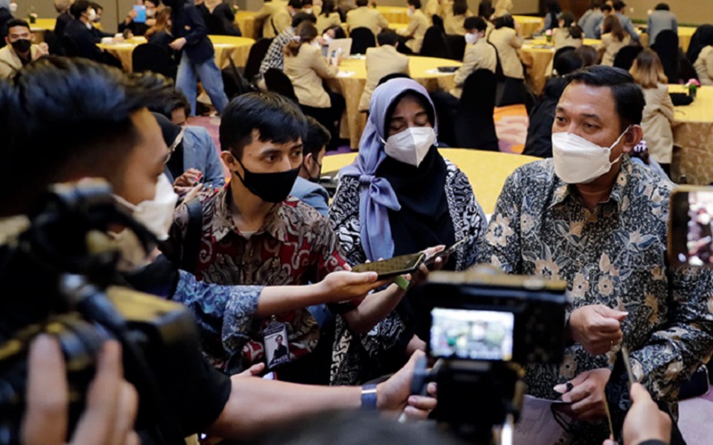 Direktur Pemberdayaan Konsumen Ivan Fithriyanto (kanan) berbicara kepada media di Bandung.