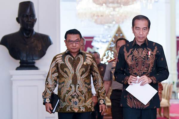 Presiden Joko Widodo (kanan) didampingi Kepala Staf Presiden Moeldoko. - ANTARA/Wahyu Putro A