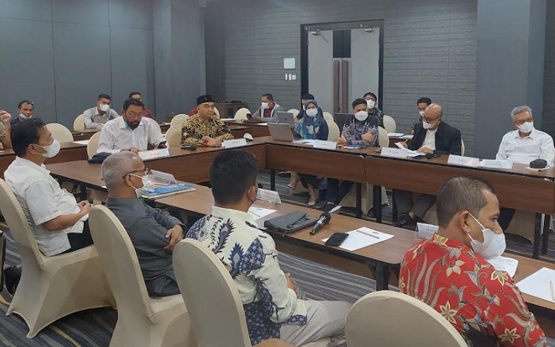 Koordinator BUMD Migas ADPMET Begin Troys (berpeci hitam) saat mengikuti FGD Tantangan dan Peluang Participating Interest (PI) 10% Wilayah Kerja B, Kabupaten Aceh Utara