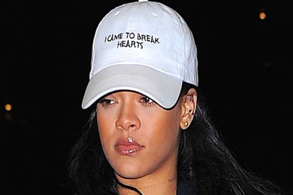Rihanna saat memakai topi Dad Hat - elle.com