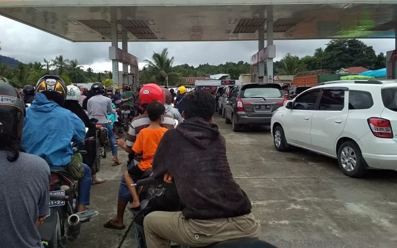 Sejumlah warga antre untuk mengisi Bahan Bakar Minyak (BBM) pascagempa di salah satu SPBU Kota Mamuju, Sulawesi Barat, Jumat (15/1/2020).  - ANTARA