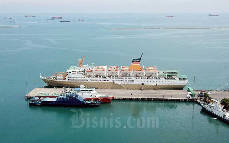 Kapal Motor (KM) Lambelu bersandar di dermaga terminal peti kemas Pelabuhan Makassar, Selasa (14/4/2020). - Bisnis/Paulus Tandi Bone 