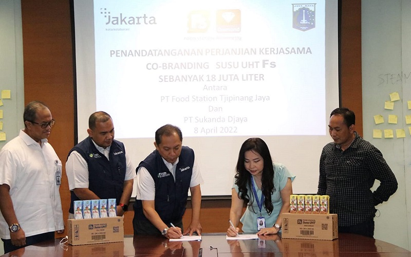 Direktur Utama PT Food Station Tjipinang Jaya Pamrihadi Wiraryo dan Direktur PT Diamond Cold Storage Melissa Agustina pada Jumat (8/4 - 2022)