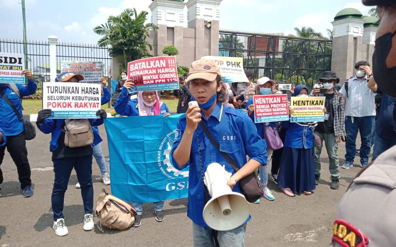 Belasan buruh yang mengatasnamakan Gabungan Serikat Buruh Indonesia (GSBI) menggelar aksi demonstrasi di depan Gedung DPR/MPR, Jakarta pada Senin 11 April 2022  -  Bisnis/Indra Gunawan