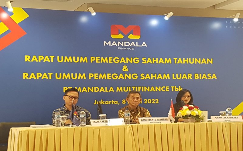 Direksi PT Mandala Multifinance Tbk. (MFIN) atau Mandala Finance memaparkan kinerja perseroan sepanjang 2021 dalam konferensi pers di Jakarta, Jumat (8/4/2022) - Denis Riantiza M