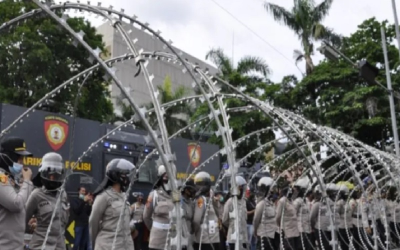 Aparat kepolisian mengamankan demonstrasi mahasiswa di Palembang, Sumatera Selatan (Sumsel). - Antara