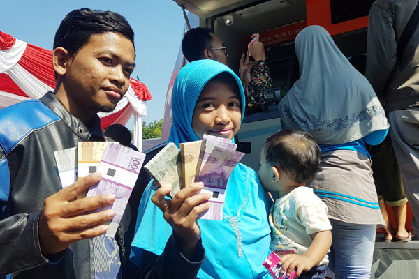 Warga Surabaya saat melakukan penukaran uang di gerai kas keliling milik perbankan yang digelar oleh Bank Indonesia dan 13 bank di lapangan Kodam V Brawijaya Surabaya, Selasa 21 Mei 2019. -  Bisnis/Peni Widarti