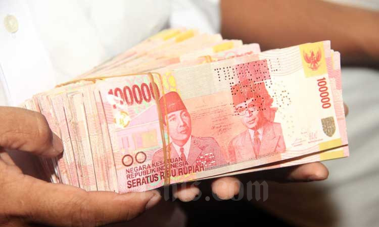 Petugas menunjukkan uang palsu yang akan dimunaskan di Jakarta, Rabu (26/2/2020). - Bisnis/Triawanda Tirta Aditya