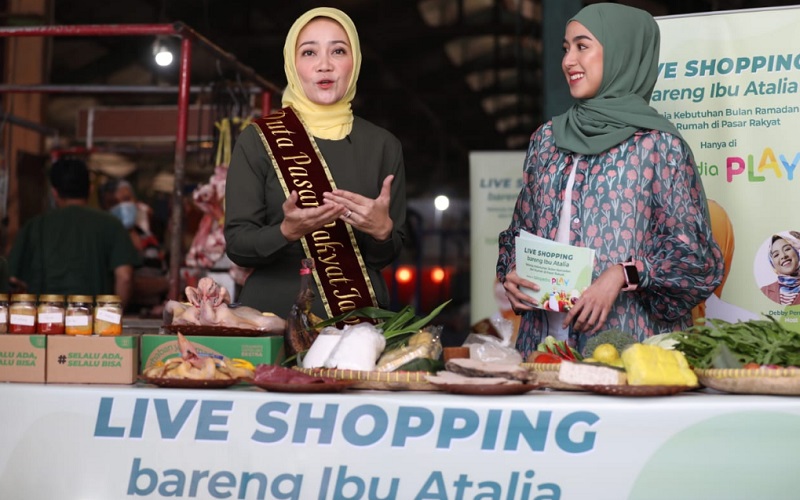 Duta Pasar Rakyat Jawa Barat Atalia Praratya Ridwan Kamil (kiri) saat live shopping di Pasar Cihapit, Kota Bandung.