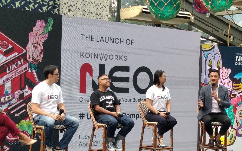 Diskusi peluncuran layanan resmi KoinWorks NEO, dihadiri oleh (kiri ke kanan): Benedicto Haryono, CEO & Co-Founder KoinWorks; Hendra HeHe, freelancer dan seniman visual; Grace Hong, Chief Marketing Officer KoinWorks; dan Christian Sugiono, Aktor dan Entrepreneur) di kawasan Jakarta Selatan. - Bisnis.com/Aziz Rahardyan