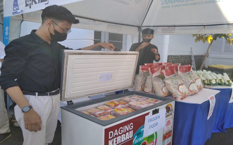 Pegawai Perum Bulog Divre Sumsel Babel menunjukkan daging kerbau beku yang dijual pihaknya dalam salah satu ajang pasar murah Ramadan di Palembang. -Bisnis - Dinda Wulandari